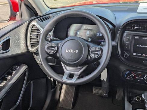 Used 2025 Kia Soul LX w/ LX Technology Package FWD image 15