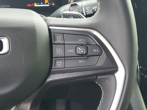 Used 2023 Jeep Grand Cherokee Laredo image 26