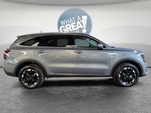 Certified 2025 Kia Sorento S AWD/4WD image 2