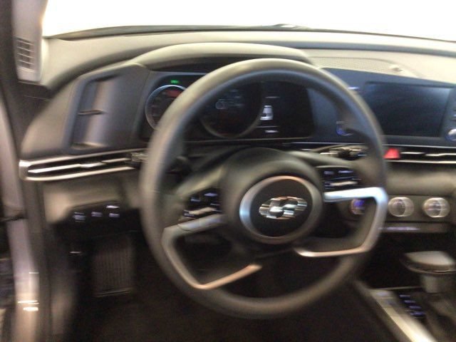 Used 2023 Hyundai Elantra SE FWD image 16
