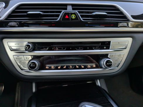 Used 2019 BMW 750i w/ M Sport Package image 17