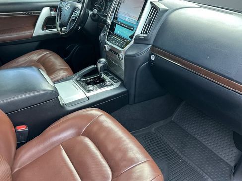 Used 2020 Toyota Land Cruiser w/ Carpet Mat Package image 32