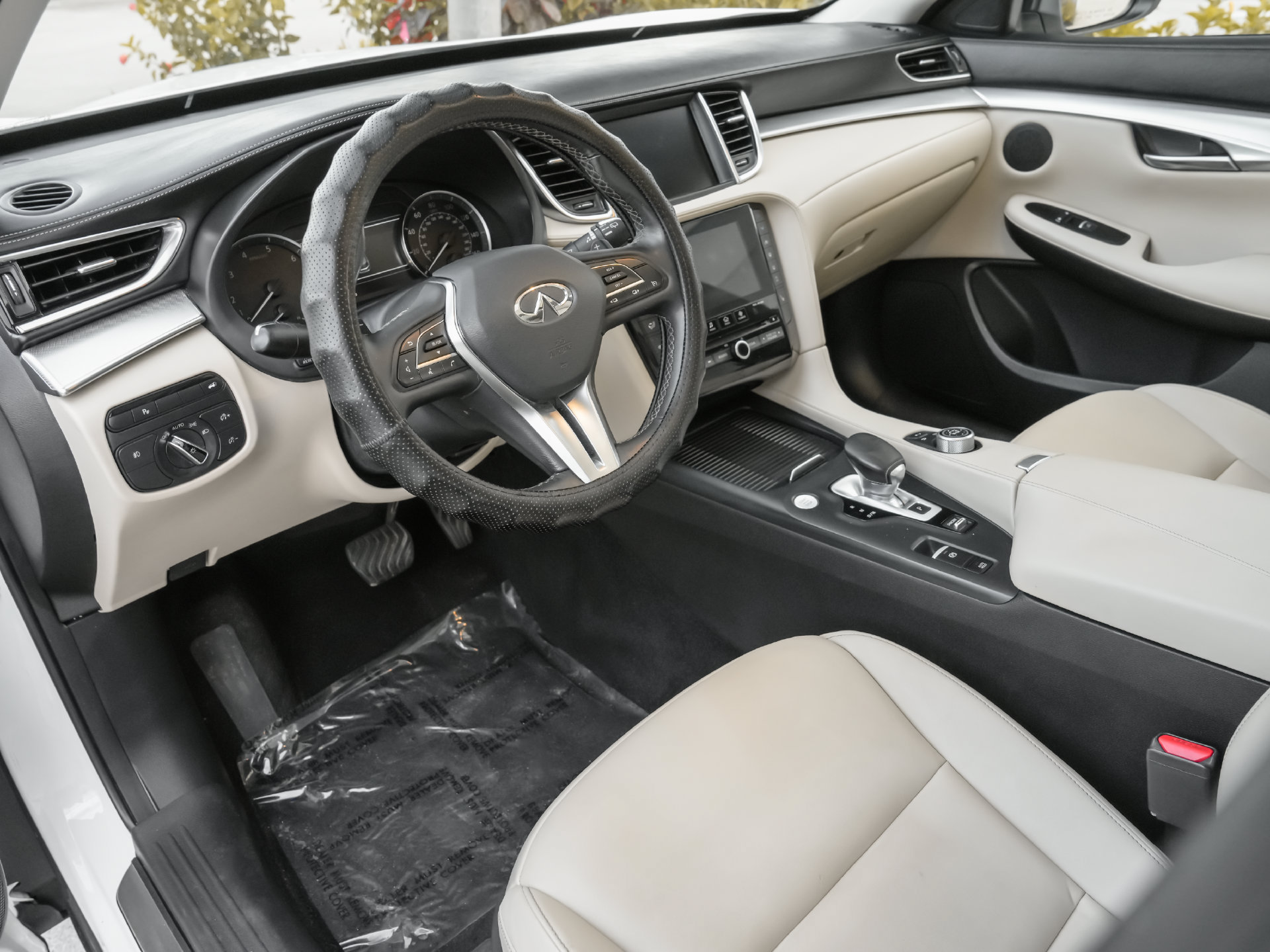 Used 2020 INFINITI QX50 Luxe w/ Navigation Package FWD image 2