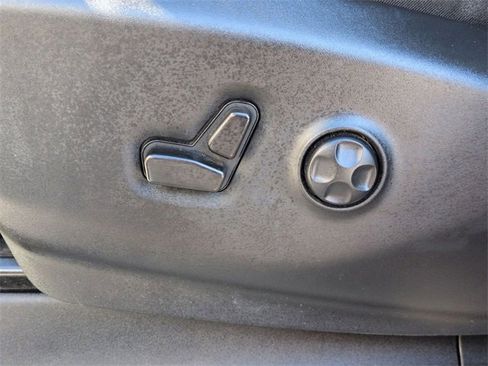 Used 2023 Chrysler Pacifica Touring-L image 13