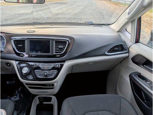 Used 2018 Chrysler Pacifica LX FWD image 28