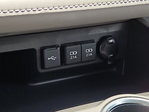 Used 2020 Toyota Highlander L AWD/4WD image 23