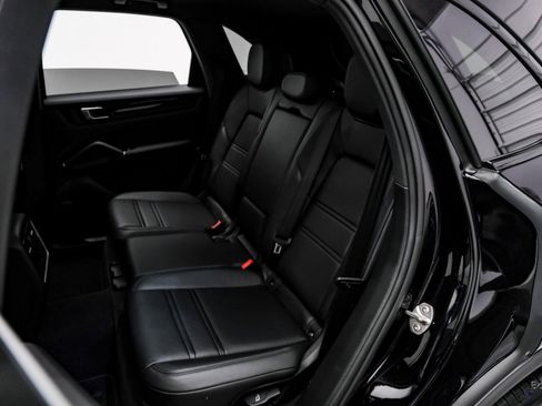 Used 2022 Porsche Cayenne w/ Premium Package image 55