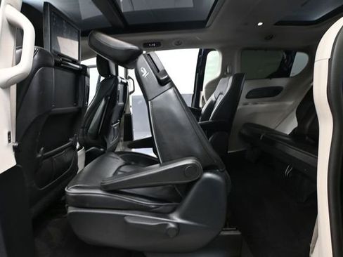 Used 2018 Chrysler Pacifica Limited w/ Advanced Safetytec Group FWD image 37