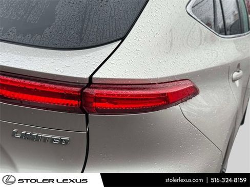 Used 2023 Toyota Venza Limited image 14