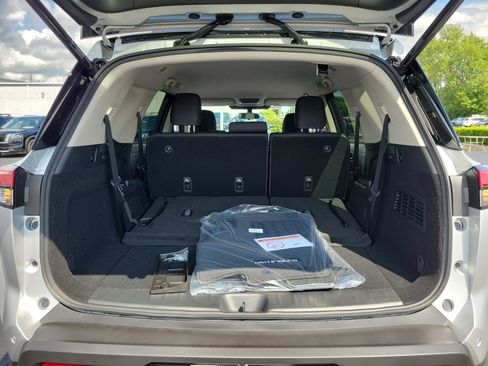 Used 2025 Nissan Pathfinder SV image 8