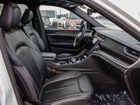 Certified 2024 Jeep Grand Cherokee L Limited w/ Luxury Tech Group II image 21