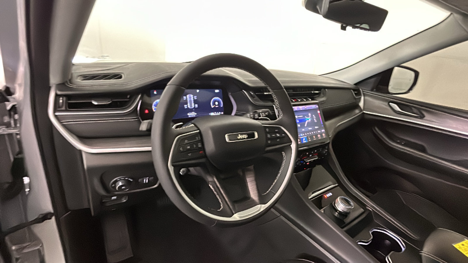 Used 2023 Jeep Grand Cherokee Limited w/ Luxury Tech Group II RWD image 17