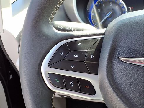 Used 2024 Chrysler Pacifica Touring-L image 11