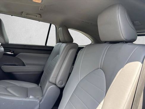 Used 2023 Toyota Highlander XLE AWD/4WD image 24