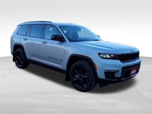 Used 2023 Jeep Grand Cherokee L Limited w/ Luxury Tech Group II image 2