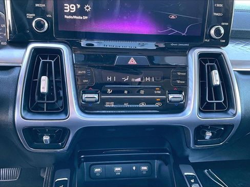 Used 2022 Kia Sorento EX w/ Panoramic Sunroof Package image 16