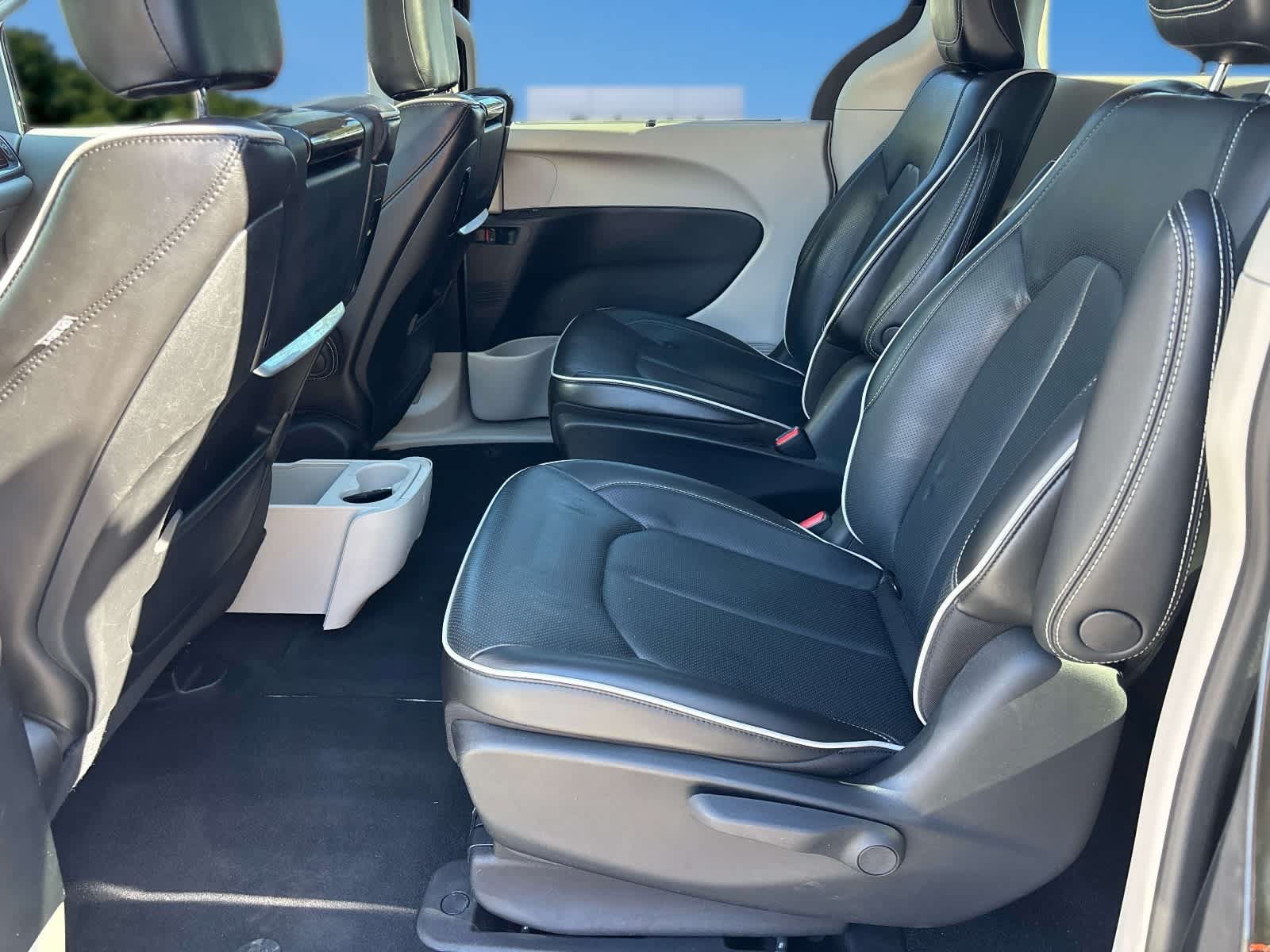 Used 2023 Chrysler Pacifica Limited w/ Uconnect Theater Family Group FWD image 10
