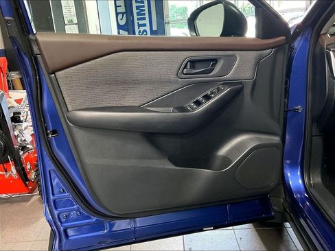 Used 2023 Nissan Rogue S AWD/4WD image 9