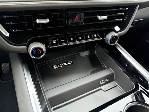 New 2025 Chevrolet Suburban Premier image 27