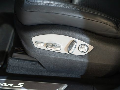 Certified 2022 Porsche Macan S AWD/4WD image 12
