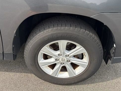 Used 2011 Toyota Highlander SE w/ Tow Pkg AWD/4WD image 16
