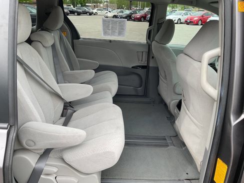 Used 2011 Toyota Sienna LE FWD image 32