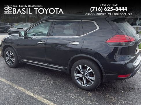 Used 2017 Nissan Rogue SL image 1