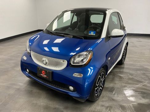 Used 2017 smart fortwo Prime RWD image 2