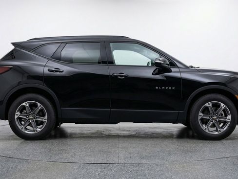 Used 2025 Chevrolet Blazer LT FWD image 11