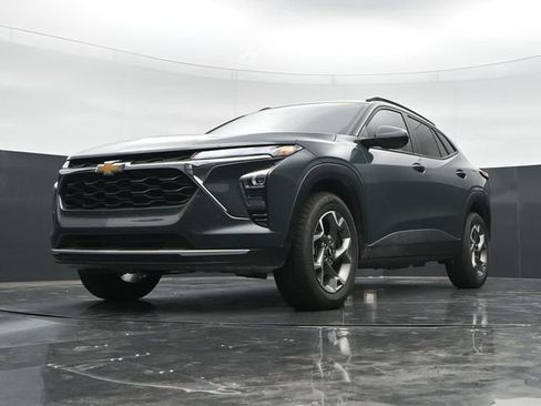 Used 2025 Chevrolet Trax LT FWD image 40