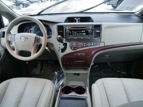 Used 2013 Toyota Sienna XLE image 10