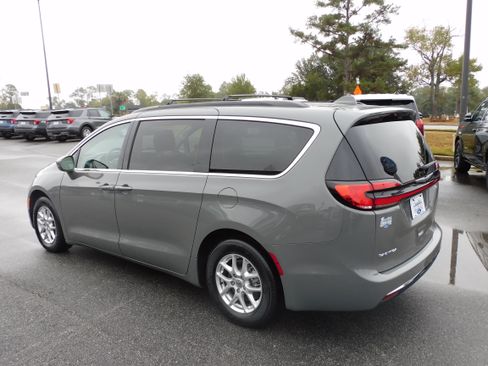 Used 2022 Chrysler Pacifica Touring-L image 6