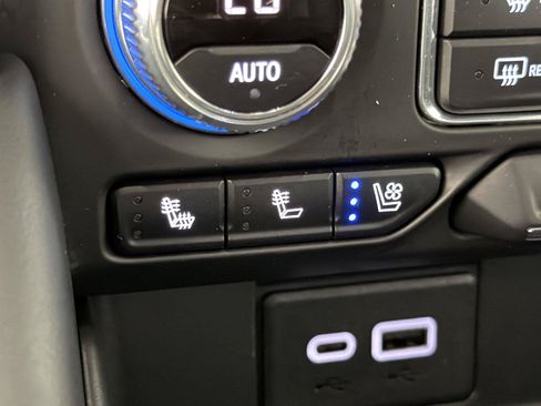 Used 2023 GMC Yukon XL SLT w/ SLT Luxury Package RWD image 32