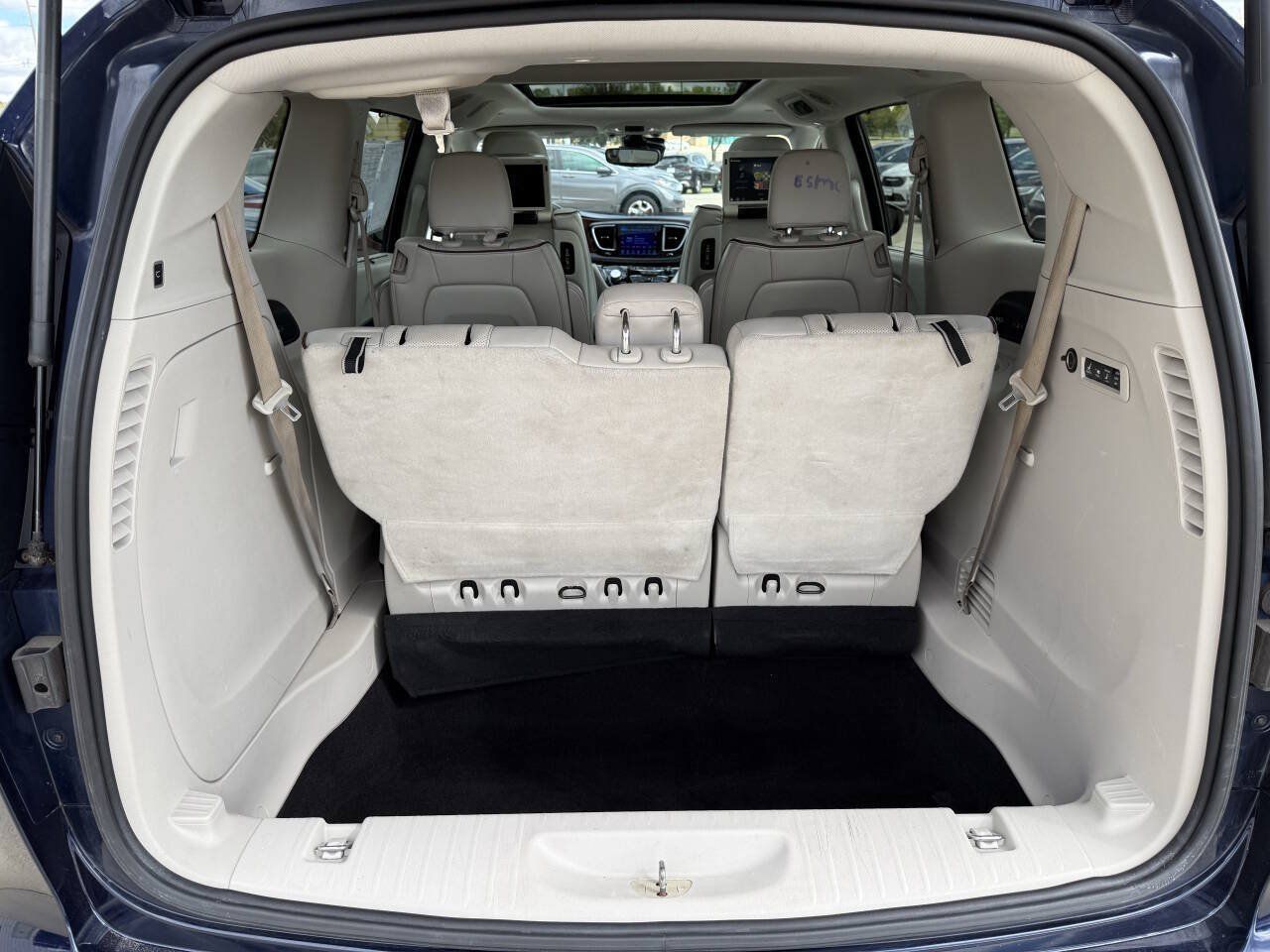 Used 2017 Chrysler Pacifica Limited w/ UConnect Theater Package FWD image 14
