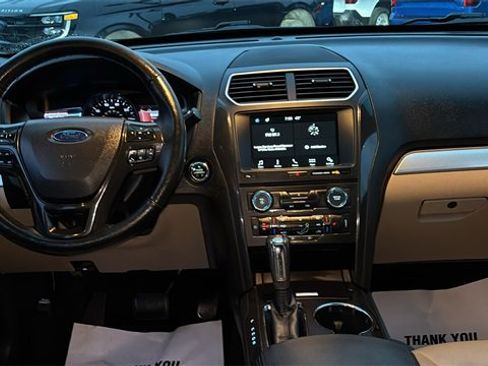 Used 2017 Ford Explorer XLT w/ Equipment Group 202A image 7