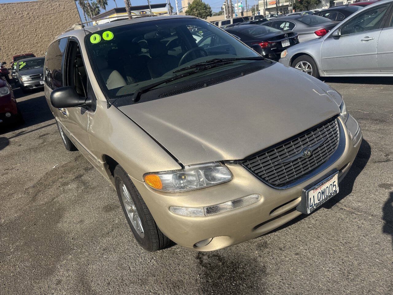 Used 2000 Chrysler Town & Country Limited FWD image 1