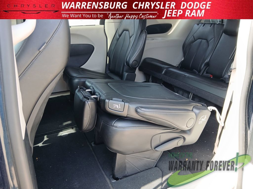 Used 2024 Chrysler Pacifica Touring-L FWD image 14