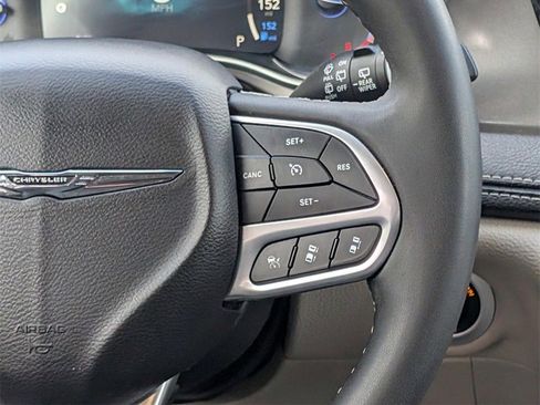 Used 2024 Chrysler Pacifica Select image 17