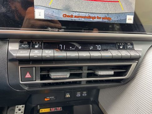 Used 2025 Toyota Camry SE image 12