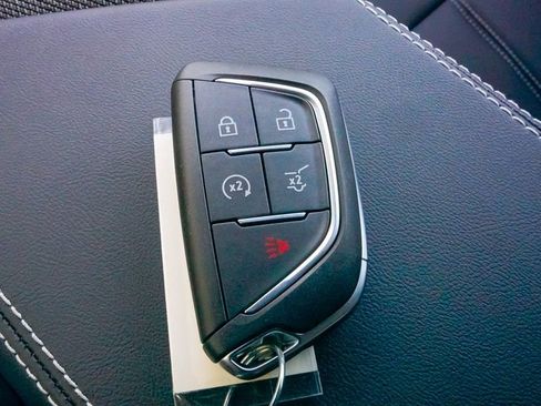 New 2025 Cadillac Optiq Luxury 1 image 41