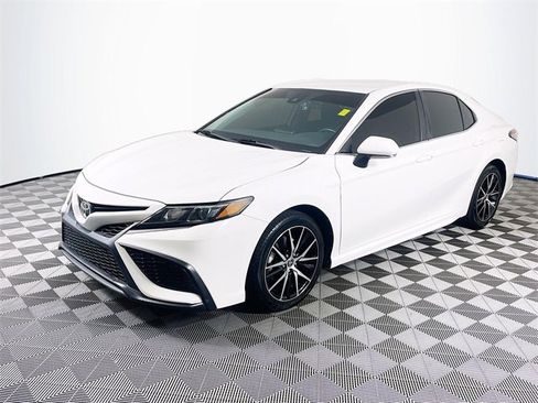 Used 2023 Toyota Camry SE image 4