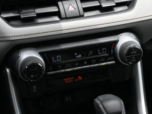 Used 2019 Toyota RAV4 XLE FWD image 19