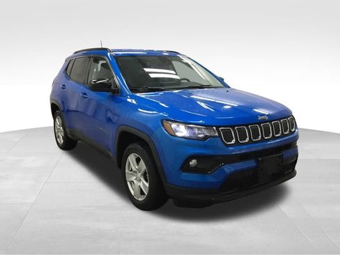 Used 2022 Jeep Compass Latitude w/ Convenience Group AWD/4WD image 3