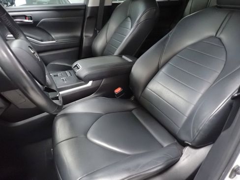Used 2020 Toyota Highlander XLE image 13
