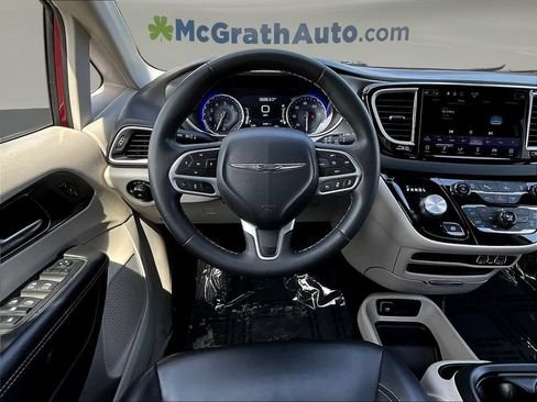 Used 2023 Chrysler Pacifica Touring-L FWD image 11