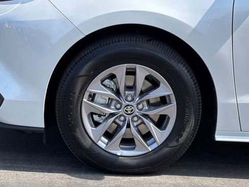 Certified 2025 Toyota Sienna XLE image 35