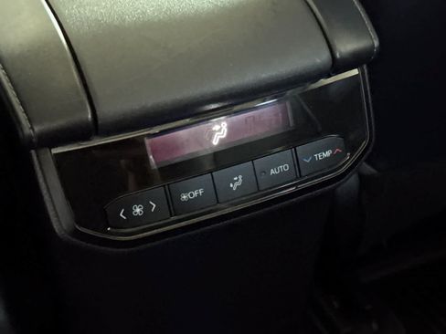 Used 2022 Toyota Highlander XLE FWD image 14