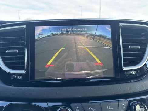 Used 2024 Chrysler Pacifica Touring-L image 17