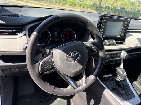 Used 2021 Toyota RAV4 XLE Premium FWD image 9