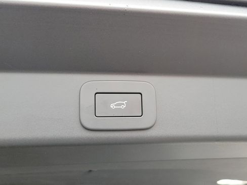 Used 2025 Land Rover Range Rover Sport SE image 9